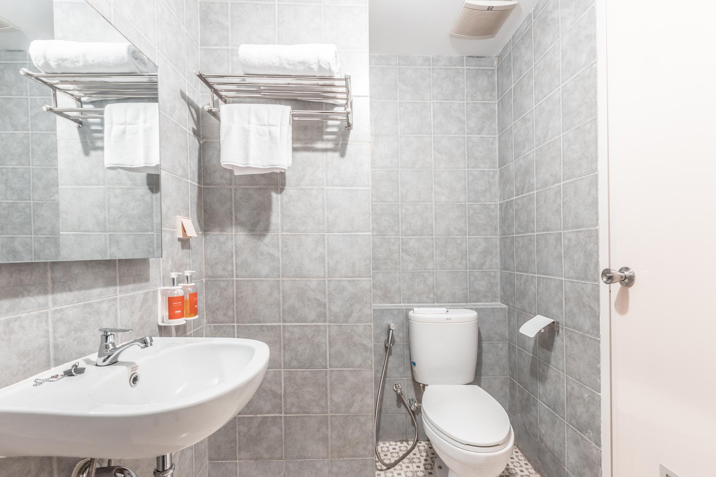 Oyo Flagship 766 Prima Orchard Hotel Бекаси Екстериор снимка